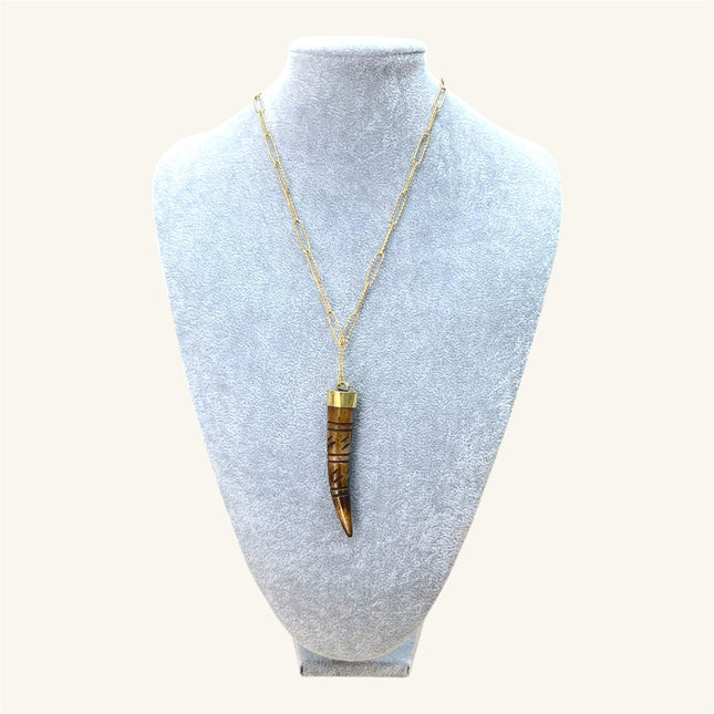 Ciondolo in corno intagliato scuro – Collana con catena a graffetta dorata