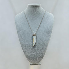 Ciondolo in madreperla e corno – Finitura argento o oro