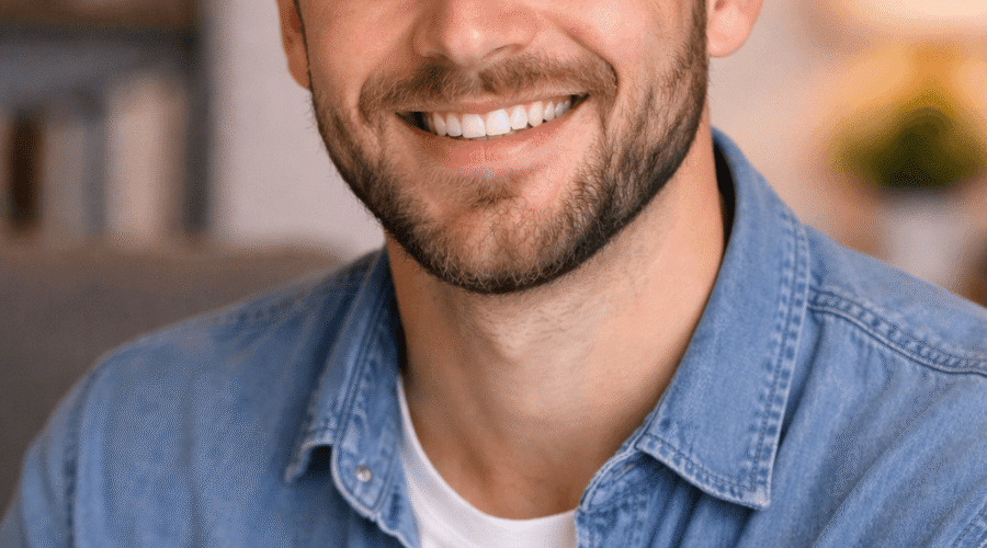 Ritratto di Giuseppe Russo, esperto motociclista e appassionato di viaggi in moto. Sorridente, indossa abbigliamento casual. Servizi e accessori per la tua moto.