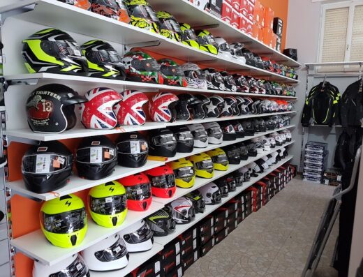 Assortimento di caschi da moto in vendita nel negozio 2 C Moto Store: caschi integrali, jet e modulari di diverse marche e colori.
