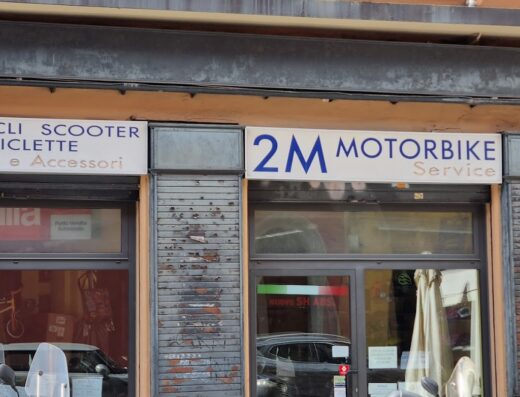Foto della facciata di 2 M Motorbike Service SAS, un negozio di riparazione moto e vendita accessori per motocicli e scooter.