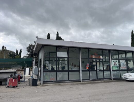 Esterno di un autolavaggio 3Emme Wash che offre servizi di pulizia moto, con attrezzature e una vettura parcheggiata.