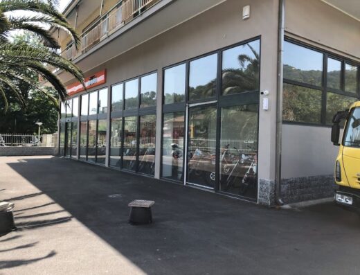 Visuale esterna del negozio 3G Moto, rivenditore di moto e accessori, con ampie vetrine che mostrano i modelli in vendita.