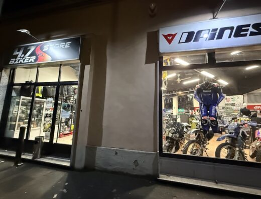 Foto del negozio 4.7 Bikerstore a Torino, specializzato in abbigliamento moto, con vetrine che espongono moto, tute da moto Dainese e accessori.