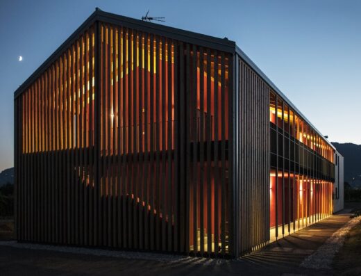 Agriturismo 8 Grappoli: Facciata illuminata di sera con struttura in legno verticale e scala a vista, design moderno e accogliente.