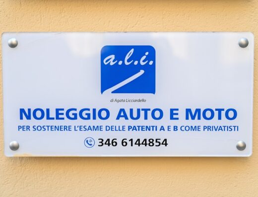 Insegna di A.L.I. di Licciardello Agata: Noleggio auto e moto a doppi comandi per patente di guida A e B. Servizio di noleggio per esami patente.