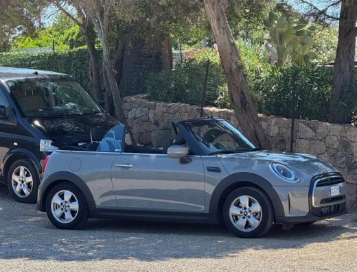Una Mini Cooper decappottabile grigia parcheggiata all'aperto, che mostra un'opzione di noleggio auto per i clienti di A.M. Service di Digosciu Maddalena a C.