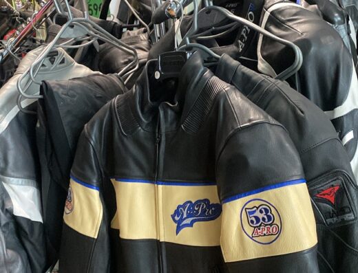 Giacche da moto A-Pro S.r.l. in vendita, abbigliamento tecnico e accessori per motociclisti, protezioni e sicurezza su strada.