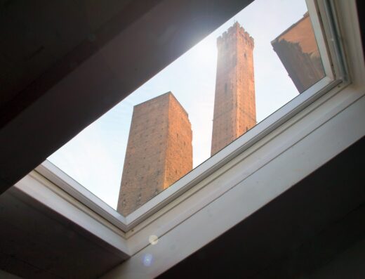 Vista dalla finestra delle Due Torri di Bologna, simbolo storico e attrazione turistica della città emiliana, Italia.