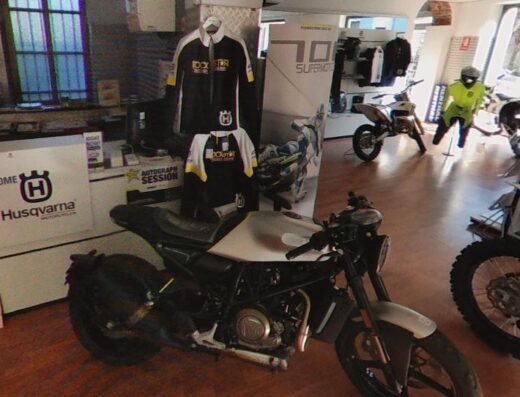 Action Shop Novara: esposizione di moto Husqvarna, abbigliamento tecnico e accessori per motociclisti e appassionati di viaggi su due ruote.