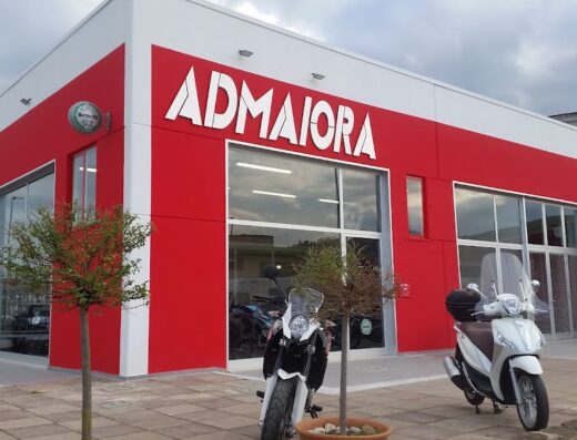 Admaiora s.r.l. concessionaria moto: esterno dello showroom con motociclette Benelli e scooter NIU in esposizione. Vendita, accessori e assistenza.