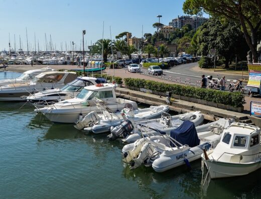 Marina di Varazze: vista sul porto turistico con barche ormeggiate, agenzia motonautica ligure, servizi nautici e marketplace nautico