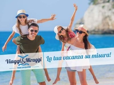 Famiglia felice in vacanza al mare con Viaggi & Miraggi, tour operator specializzato in viaggi su misura per destinazioni da sogno.