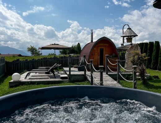 Agritur Bella di Bosco: sauna botte in legno e idromassaggio all'aperto per un'esperienza di relax unica immersi nella natura.