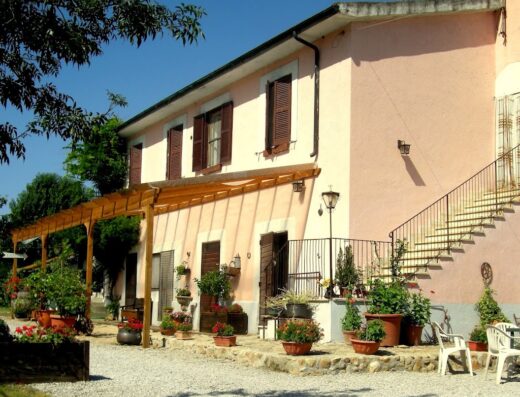 Agriturismo a Bracciano: Agrihouse B&B in fattoria biologica, vista esterna della struttura con pergolato e piante.