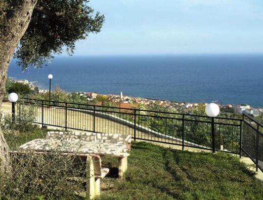 Agriturismo Ai Casai de Giò: Vista panoramica mozzafiato sul mare Adriatico, con tavolo in pietra e vegetazione mediterranea.