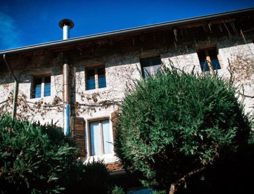 Agriturismo Al Mulino Del Conte: Facciata esterna con finestre e vegetazione, dettagli architettonici rurali in Italia.