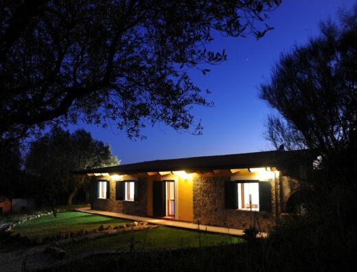 Agriturismo Barnia di notte: una casa in pietra illuminata sotto un cielo stellato, immersa nella natura, perfetta per un soggiorno rilassante.