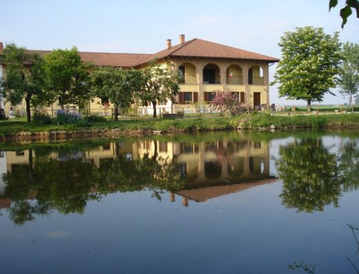 Agriturismo b&b La Cinciallegra: Immagine dell'agriturismo riflesso nell'acqua, con architettura tipica, alberi e vegetazione circostante.