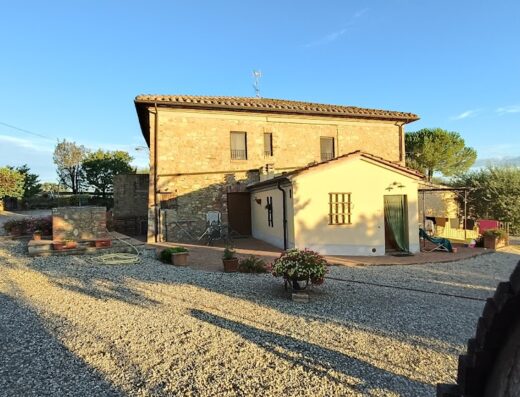 Agriturismo Bonellino Vecchio: Veduta esterna della struttura ricettiva, con edificio in pietra, dependance, area relax e vialetto di accesso.