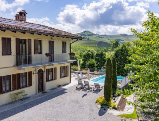 Agriturismo Casa Ressia: Facciata esterna con piscina, lettini prendisole, giardino curato e vista panoramica sulle colline circostanti.