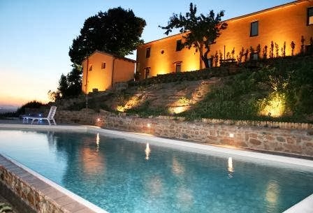 Agriturismo Colle da Vinci: Tranquilla piscina illuminata al tramonto, con vista sulla campagna toscana, ideale per un soggiorno rilassante.