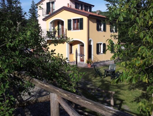Agriturismo Collina Torre, Italia: vista esterna della struttura con giardino, ideale per un soggiorno rilassante e immerso nella natura.
