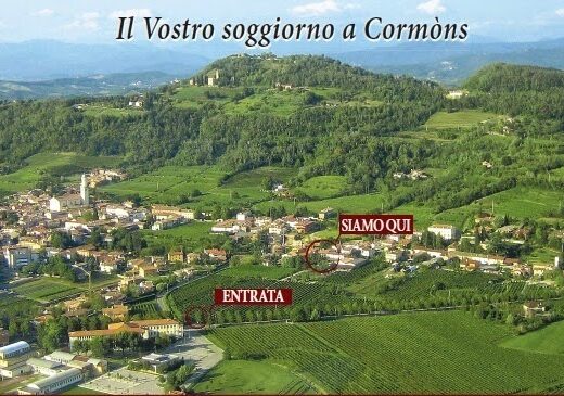 Veduta aerea dell'agriturismo Al Benandant con piscina e B&B, immerso nei vigneti della Strada del Vino Doc Collio a Cormons, con indicazioni "Entrata" e "Siamo qui".