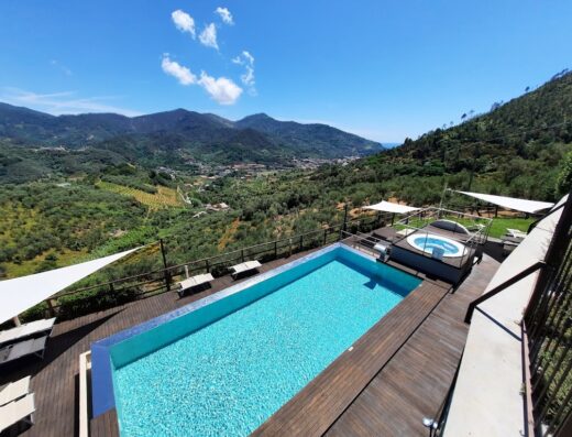 Piscina e idromassaggio all'Agriturismo Costa di Faraggiana con vista panoramica sulle colline liguri, relax e benessere in un ambiente naturale.