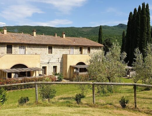 Agriturismo Due Ponti in Toscana, Italia, con vista sulla campagna, architettura tradizionale, ulivi e cipressi.
