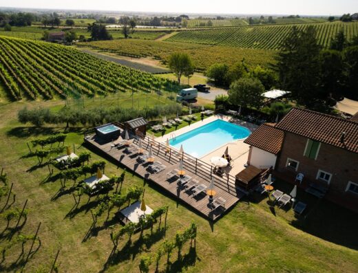 Vista aerea dell'Agriturismo e Cantina La Sabbiona con piscina, idromassaggio, vigneti e area relax, ideale per un soggiorno rilassante.