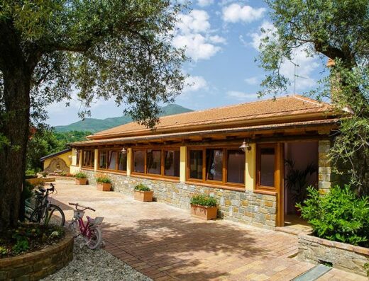 Agriturismo I Fornari: Facciata esterna dell'agriturismo con biciclette parcheggiate, ideale per viaggiatori e motociclisti in cerca di relax