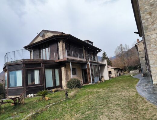 Agriturismo Il Querceto: Veduta esterna della struttura bioecologica con giardino curato e architettura rurale toscana.