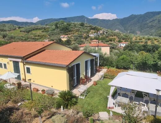 Agriturismo La Collina Verde: Vista esterna della casa vacanze immersa nel verde, con gazebo e piscina, ideale per un soggiorno rilassante.