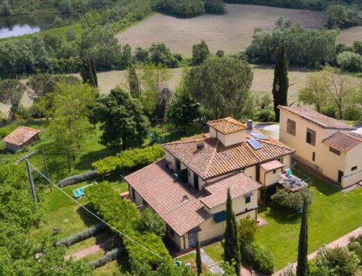 Agriturismo Le Mandrie di Ripalta: Vista aerea della tenuta con edifici in stile rustico, giardini curati e paesaggio collinare toscano.