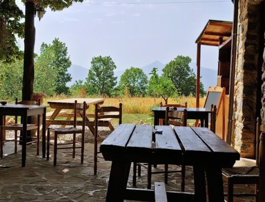 Ristorante Agriturismo Masseria Campolerose: Vista esterna con tavoli e sedie in legno, ambiente rustico e accogliente, ideale per gustare la cucina locale.