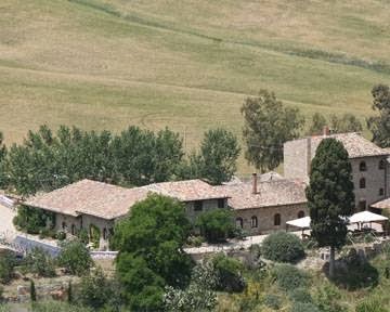 Agriturismo Monaco di Mezzo: vista panoramica della struttura immersa nel paesaggio rurale siciliano, ideale per un soggiorno rilassante e un'esperienza autentica.