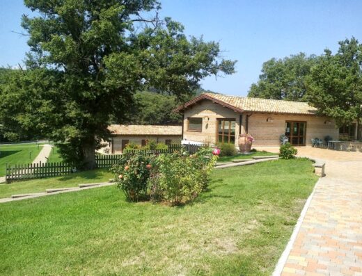 Agriturismo Monte dell'Olmo: Tranquillo casale in pietra con giardino curato, ideale per un soggiorno rilassante nella natura.