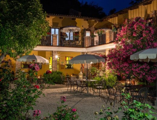 Agriturismo nelle Langhe, Il Gelso: Appartamenti nella Valle del Barolo con tavoli all'aperto e fiori