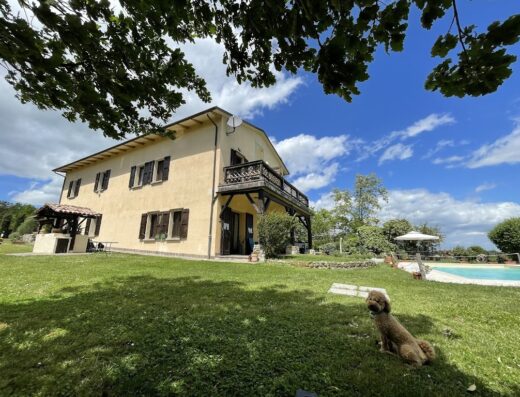 Agriturismo Pizzicalaluna: Vista esterna della struttura con piscina e giardino, un cane è seduto sul prato.