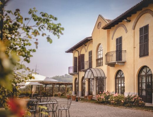 Agriturismo Tenuta La Romana: Scorcio esterno della tenuta con tavoli e sedie per gli ospiti.
