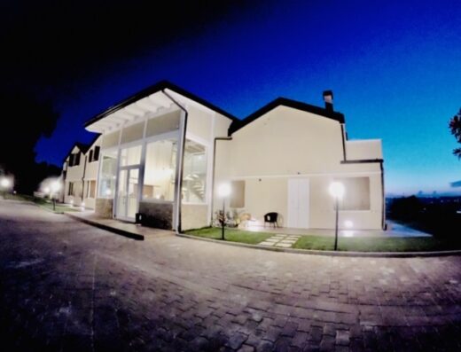 Agriturismo Tenuta Villa Catena di sera, con illuminazione esterna, vialetto in pietra e architettura tipica italiana.