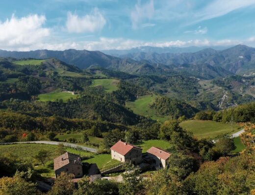 Veduta panoramica mozzafiato dell'agriturismo Terrazza sul Parco, immerso nelle verdi colline e montagne circostanti, ideale per un viaggio in moto.