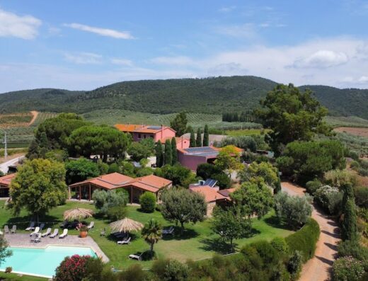 Agriturismo Torri Basse vista aerea, Toscana. Piscina, giardini curati, colline sullo sfondo. Ideale per vacanze relax e turismo rurale.