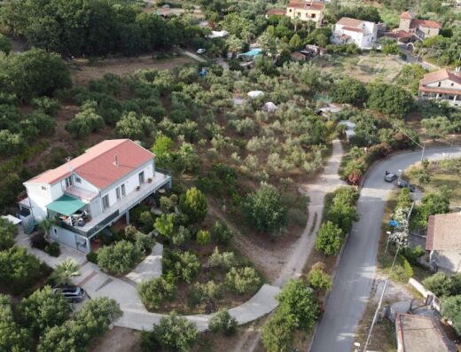 Agriturismo Zio Cristoforo, vista aerea della struttura con ristorante, piscina, circondata dal verde della campagna calabrese.