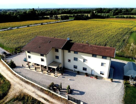 Al Cavaliere: Vista aerea della struttura immersa nel paesaggio rurale italiano, ideale per motociclisti in viaggio alla ricerca di relax e servizi dedicati.