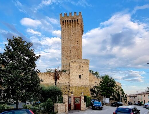 Torre medievale di Montefiore Conca, un'attrazione storica nei pressi dell'Agriturismo Al Crepuscolo, con cielo nuvoloso sullo sfondo.