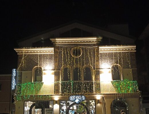 La facciata illuminata del ristorante Capuano's, un locale accogliente e invitante per una sosta durante il tuo viaggio al mare.