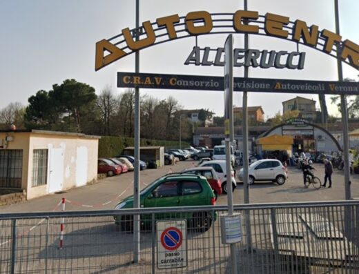 Ingresso dell'Auto Centro Alderucci, con cartello "Passo Carrabile", parcheggio auto e moto visibili, servizi officina e vendita ricambi moto