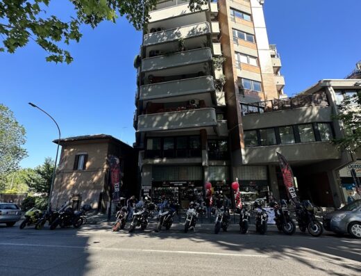 ALEX MOTO STORE: Facciata del negozio di accessori e abbigliamento moto con esposizione di motociclette di diversi modelli.